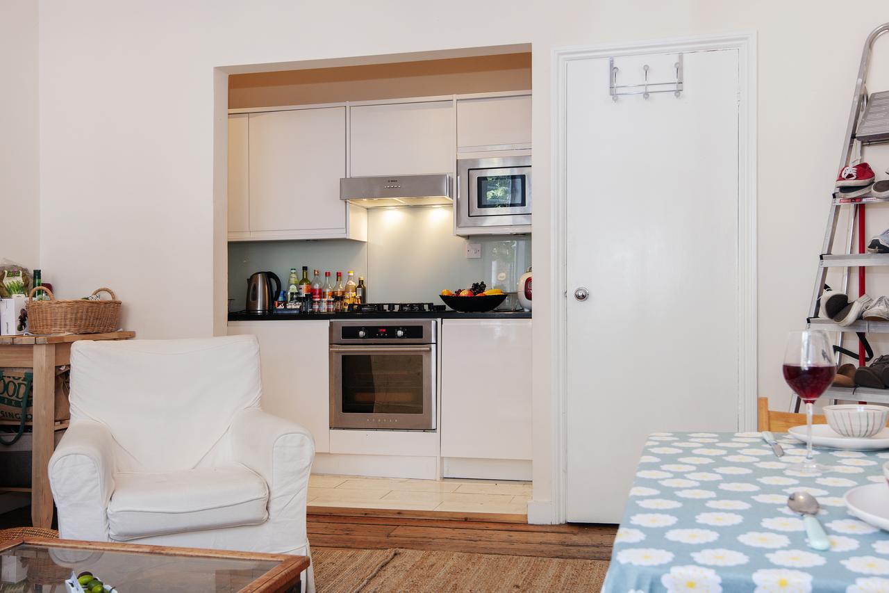 Bright Gratton Road Apartment London Exteriör bild
