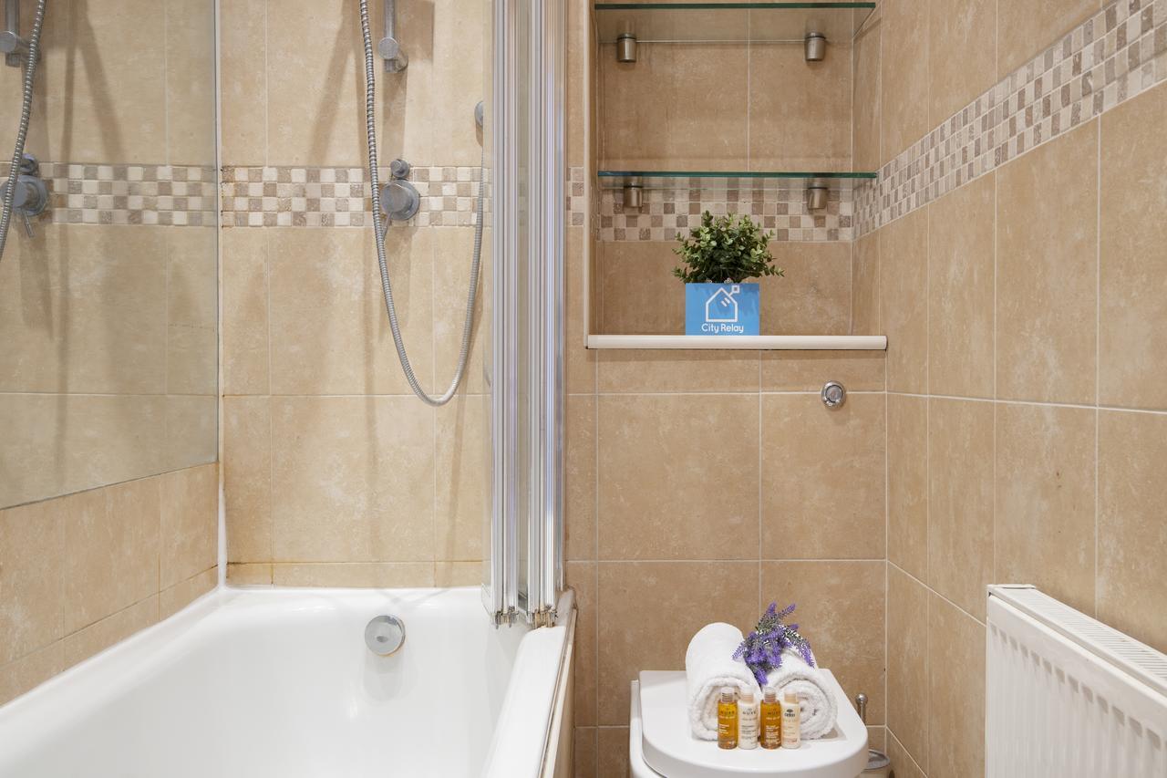 Bright Gratton Road Apartment London Exteriör bild