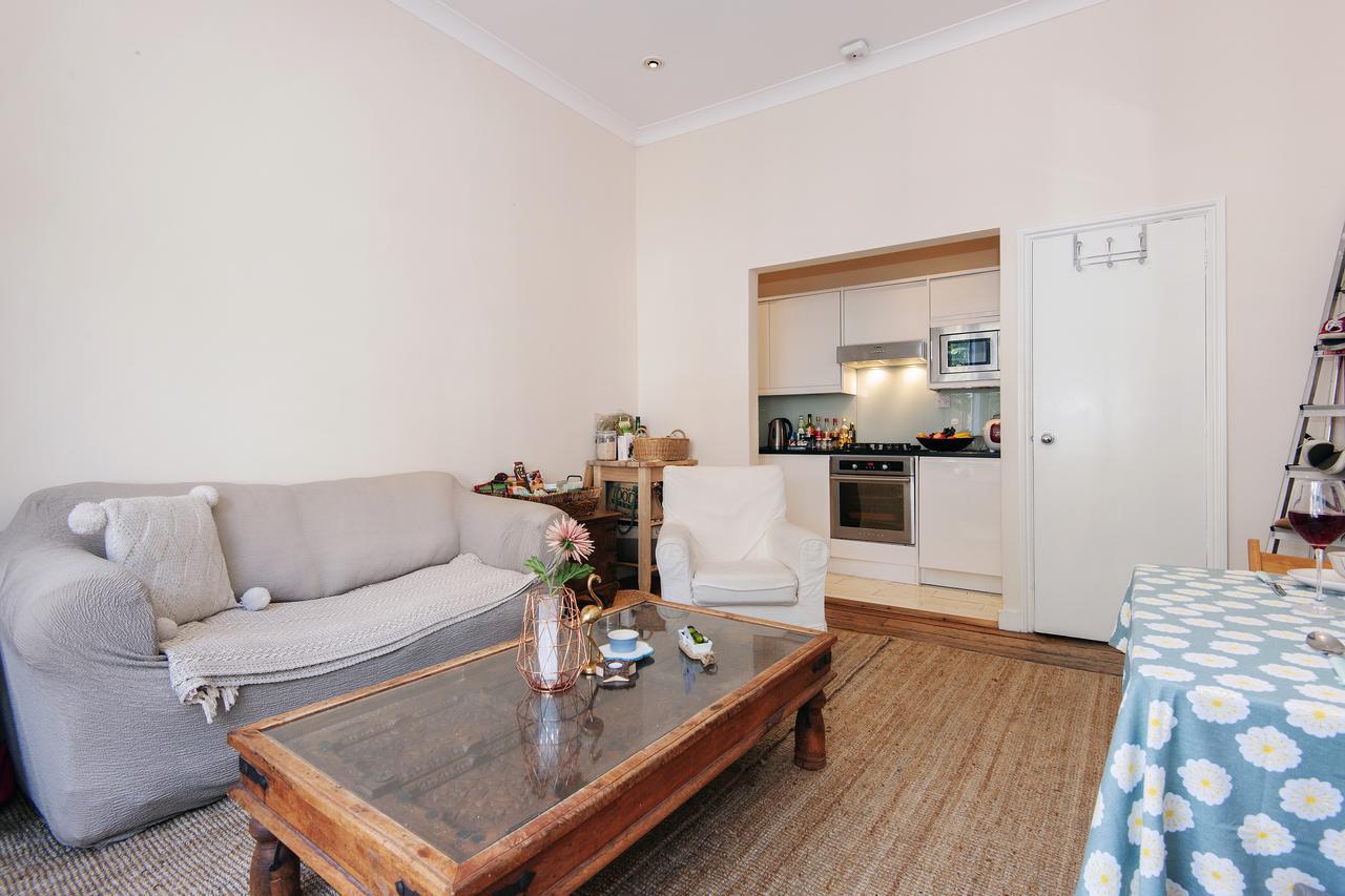 Bright Gratton Road Apartment London Exteriör bild